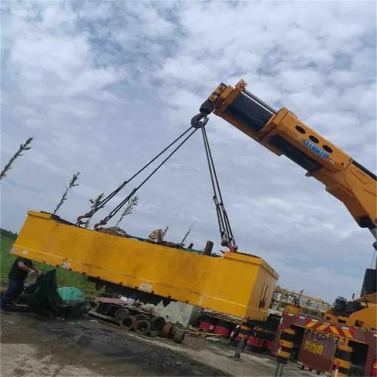 丹江口吊运集装箱的吊车